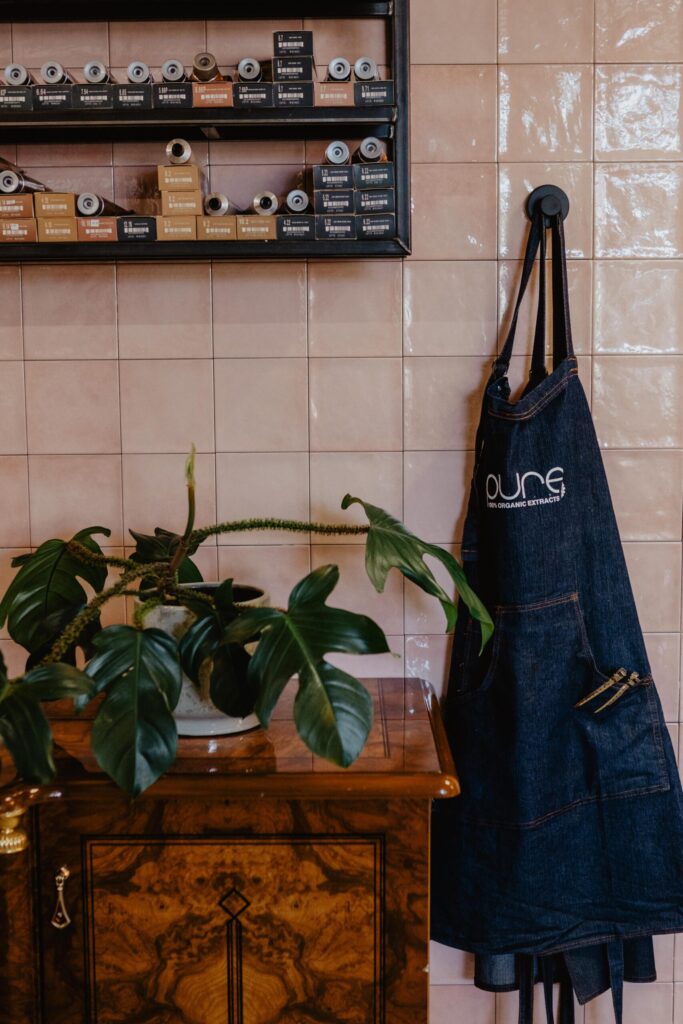 Kappersmantel bij Salon Warrig. Dé kapper in Sint Pancras voor een ultieme haarbeleving.