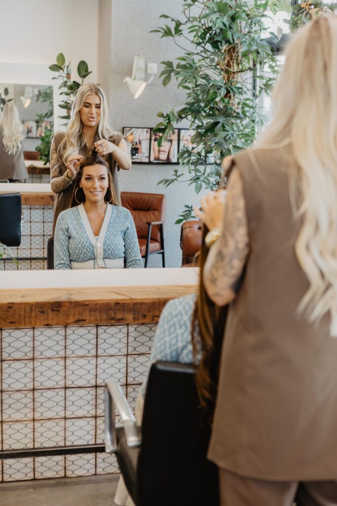 Kapper in Sint Pancras (Salon Warrig) knipt en styled vrouw.