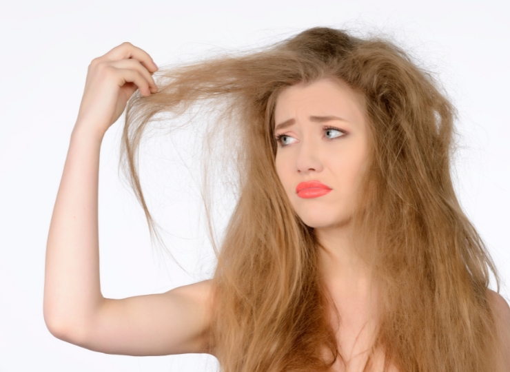 Meisje met pluizig haar, op zoek naar tips van Salon Warrig in Sint Pancras om haar natuurlijke textuur te verbeteren en de pluis te temmen.