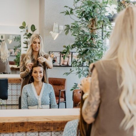 Kapper van Salon Warrig in Sint Pancras knipt en styled een vrouw.