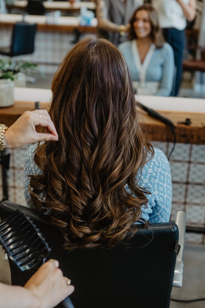 Vrouw heeft hairextensions laten plaatsen en stylen in Salon Warrig in Sint Pancras.