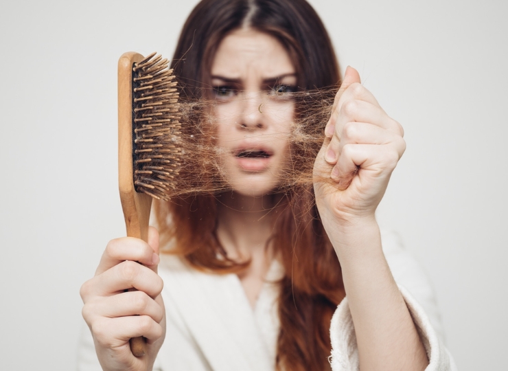 Salon Warrig in Sint Pancras ontvangt een vrouw met haartuitval persoonlijke aandacht en zorg voor haar haar, met specialisatie in het behandelen van haaraandoeningen.