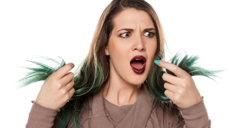 Vrouw die zelf haar heeft gekleurd, maar waarbij het fout is gegaan. Heeft nu groen haar.